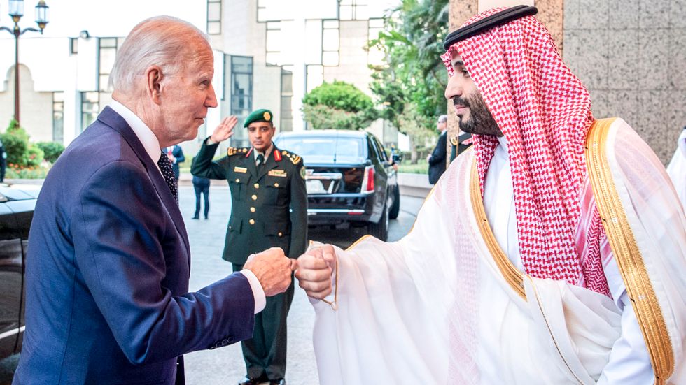 President Biden hälsar på kronprins bin Salman i somras. 
