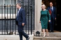 Premiärminister Liz Truss på väg till underhuset för att presentera energistrategin.