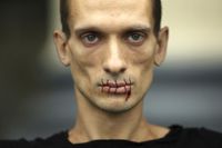 I aktionen ”Sömmen” ställde sig Pjotr Pavlenskij på ett torg i St Petersburg med fastsydd mun, som en protest mot begränsningarna av yttrandefriheten.