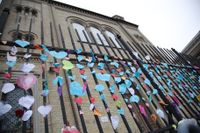Människor skrev meddelanden på pappershjärtan och fäste dem på grindarna till synagogan i Göteborg efter attacken mot judiska församlingens lokaler förra lördagen.