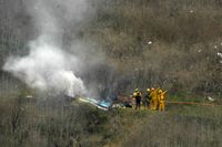 Räddningsarbetare vid helikopterkraschen där nio personer omkom.