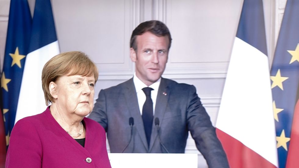 Tysklands Angela Merkel framför en bildskärm med Frankrikes Emmanuel Macron under en presskonferens i maj.