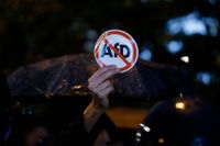 En dekal hålls upp under en demonstration mot AfD.