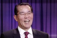 Gui Congyou, Kinas ambassadör i Sverige, skrattar i SVT:s ”30 minuter” inför frågan hur han reagerar på svenska partiers krav på att han ska utvisas.