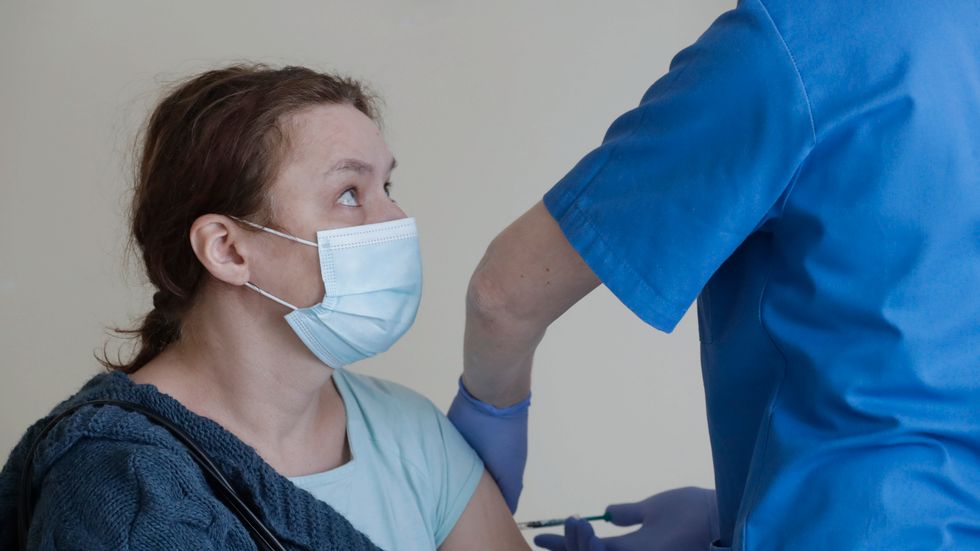 En polsk lärare vaccineras mot covid-19. Arkivbild.