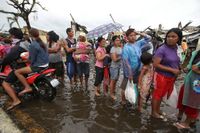 Överlevande i Tacloban väntar på en hjälpsändning.