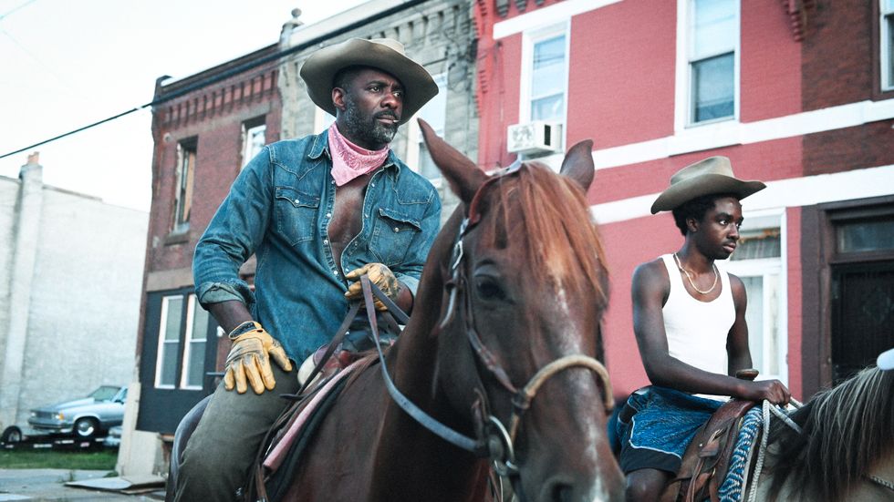 Idris Elba och Caleb McLaughlin i ”Concrete cowboy”.