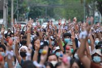 Demonstranter sprider i hemlighet ett nyhetsbrev i Myanmar. Arkivbild.