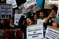 Indiska studenter demonstrerar mot politiker som uttalat att den unga kvinnan som våldtogs hade lika stor del i våldtäkten som våldtäktsmännen.