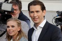 Sebastian Kurz, utrikesminister och ÖVP-ledare, har lagt sin röst i Wien, tillsammans med sin flickvän Susanne Thier.