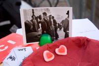 Ett vykort med ­Robert Doisneaus ­berömda fotografi av ett kärlekspar framför Hôtel de Ville står framställt i en parisisk affär på alla hjärtans dag. 