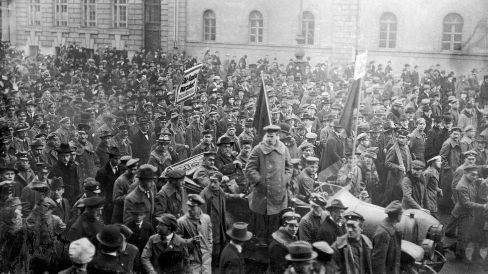Arbetarrådet demonstrerar i München i februari 1919. Den bayerske ministerpresidenten Kurt Eisner sitter i bilens baksäte. Detta är det sista fotografiet som togs av Eisner – han mördades den 21 februari 1919.