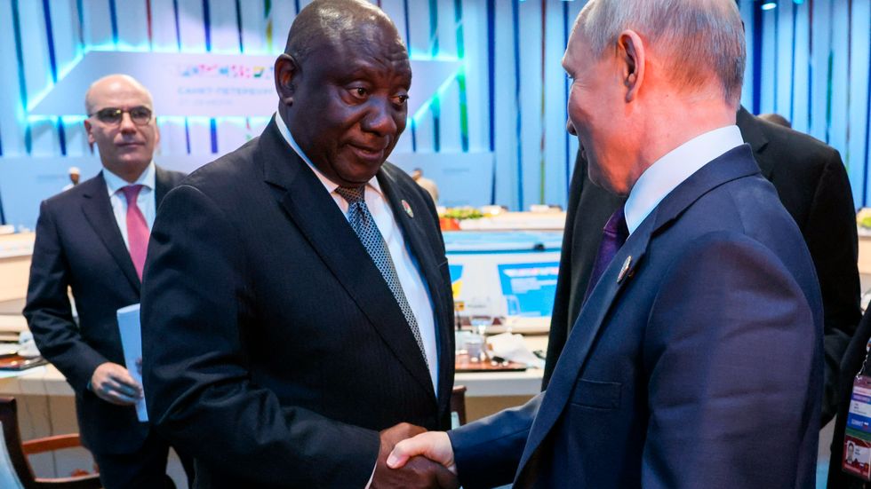 Sydafrikas president Cyril Ramaphosa hälsar på sin ryske kollega Vladimir Putin i S:t Petersburg.
