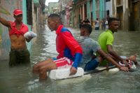 Invånare i Havanna tog sig fram på provisoriska flottar när delar av staden översvämmades.