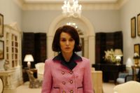 Natalie Portman är makalöst uttrycksfull i rollen om Jacqueline Kennedy Onassis skriver SvD:s recensent Anna Hellsten.