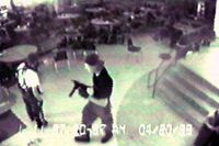 Eric Harris och Dylan Klebold i kafeterian på Columbine high school den 20 april 1999.