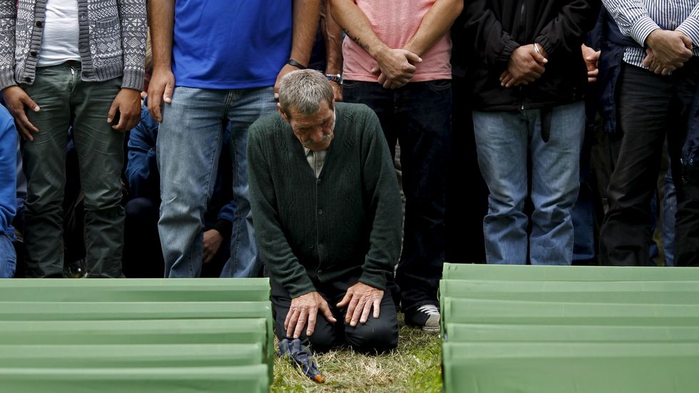 En bosnisk muslimsk man ber under en massbegravning för 175 nyligen identifierade offer från massakern i Srebrenica 1995, vid Potocari Memorial Center.