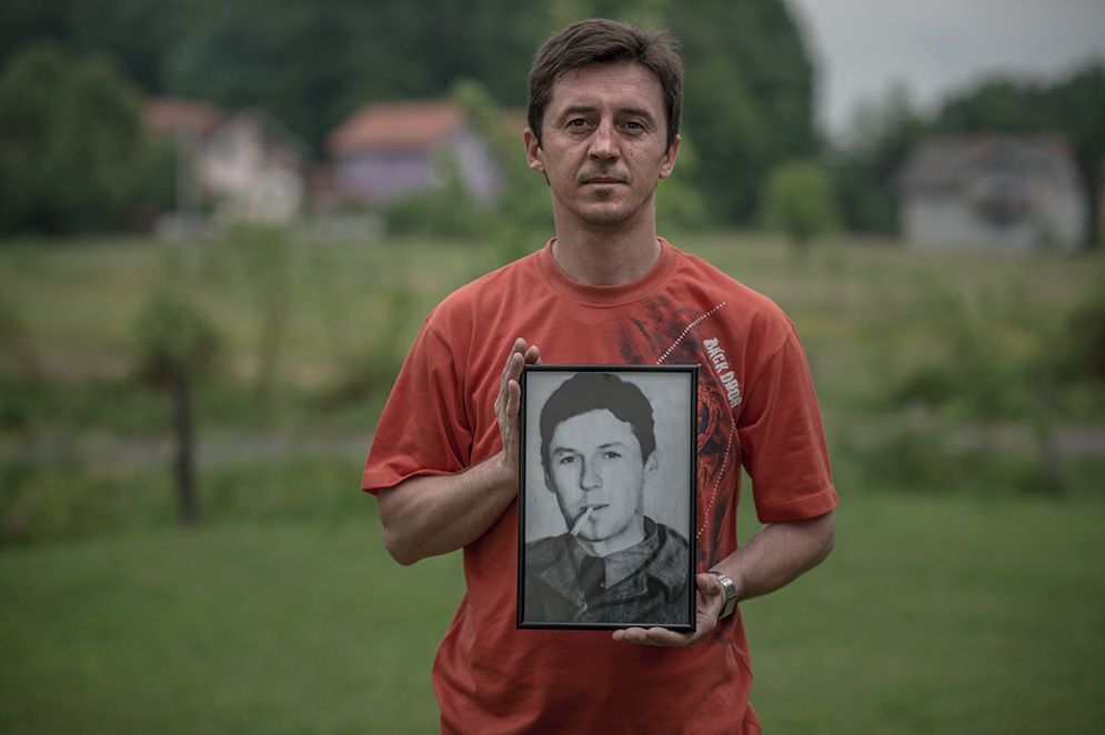 Admir Buljubasic med en bild på sin pappa.