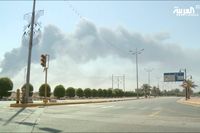 Rök syns stiga från bränderna som orsakades av drönarattacker mot saudiska oljeanläggningar.