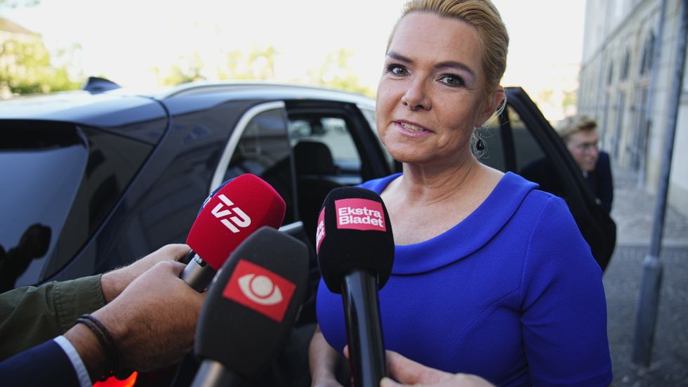 Den tidigare migrationsministern Inger Støjberg möter journalister innan hon går in i Eigtveds Pakhus där riksrätten kommer att hålla sina förhandlingar.