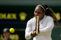Serena Williams stormar vidare i Wimbledon. Samtidigt som favoriterna fortsätter att falla runt omkring.