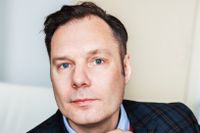 Håkan Bravinger (född 1968) debuterade 1999 med diktsamlingen ”Som om det här var världen”. Han har varit internationell sekreterare i Sveriges författarförbund och arbetar numera som förläggare.