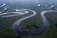 En flygbild över Nanay-floden i Amazonas. 