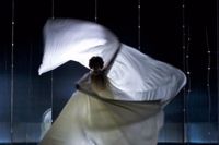 I filmen ”Dansaren” iscensätts Loïe Fullers progressiva idéer om dans vid förra sekelskiftet. Hon svepte sig i stora sidentyger som belystes och använde även reflekterande spegelväggar.