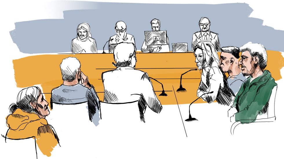 Illustration från förhandlingen i Solna tingsrätt mot de fyra männen. Arkivbild.