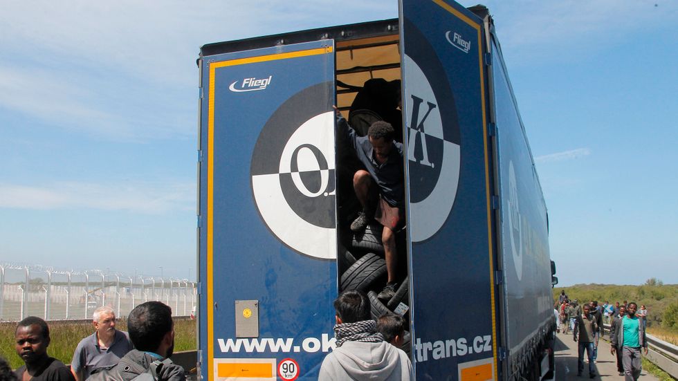 En lastbil stoppad i Calais i maj 2015 sedan migranter som försökt ta sig över till Storbritannien upptäckts.