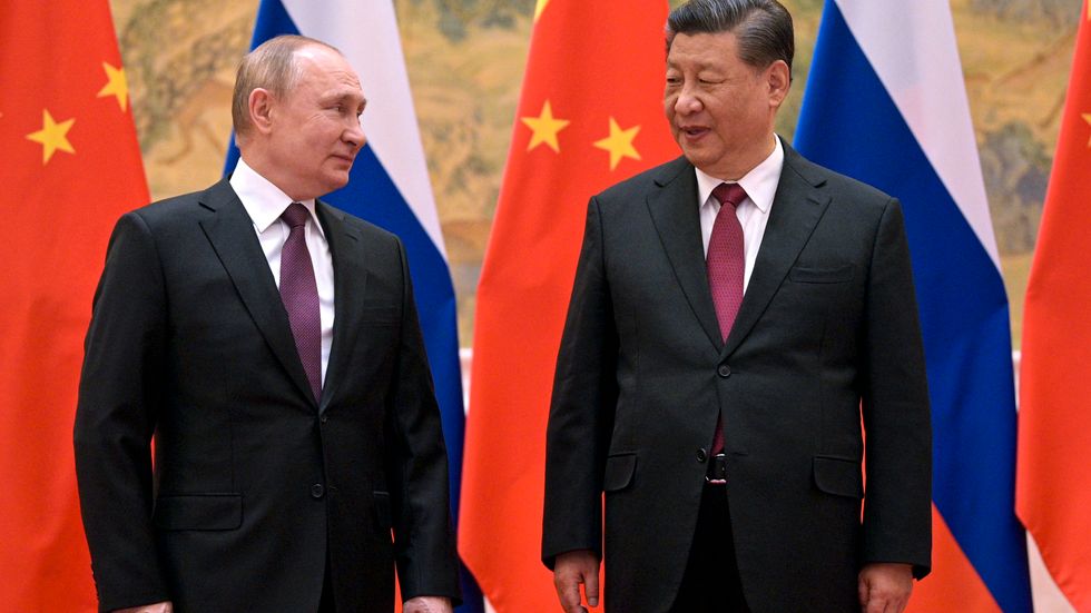 Rysslands president Vladimir Putin och Kinas ledare Xi Jinping efter möte i Peking 4 februari. Arkivbild.