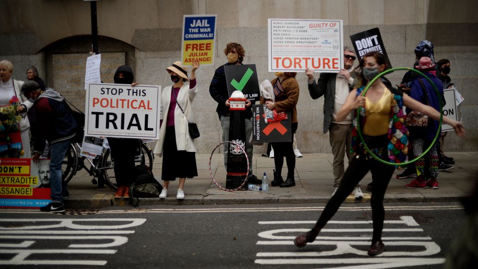 Anhängare till Assange utanför rätten i London.