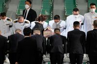 Akie Abe, änka till Japans tidigare premiärminister Shinzo Abe, bär hans aska vid begravningsceremonin på tisdagen.