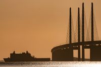 HNLMS Rotterdam fångad på bild vid Öresundsbron i maj 2020. Arkivbild.