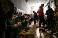 Tonåringar kollar Tiktok i skyddsrummet i Lviv. 