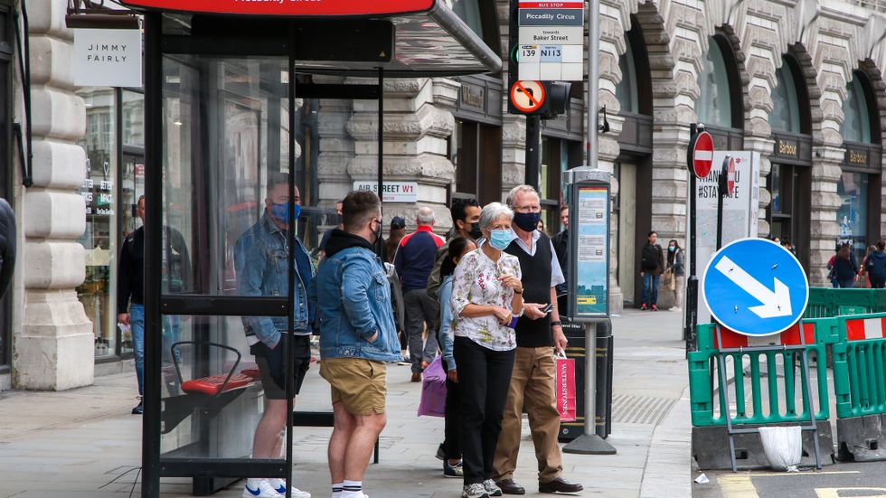 I Storbritannien är det obligatoriskt att bära munskydd i kollektivtrafiken. 