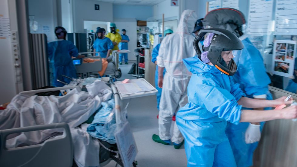 Arbete på intensivvårdsavdelningen på Södertälje sjukhus under covid-19-pandemin.