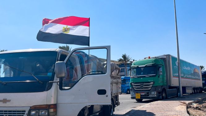 Egyptisk flagga på gränsen till Gaza.