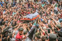 Folkmassan i Ad Dana, Syrien, för Abd al-Basset al-Sarouts döda kropp till sista vilan.