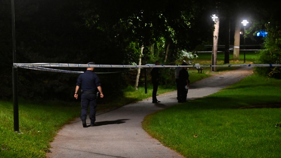 En pojke i övre tonåren hittades under torsdagskvällen skjuten till döds i Stockholmsförorten Västertorp. Han var från Enköping och gick på Westerlundska gymnasiet.