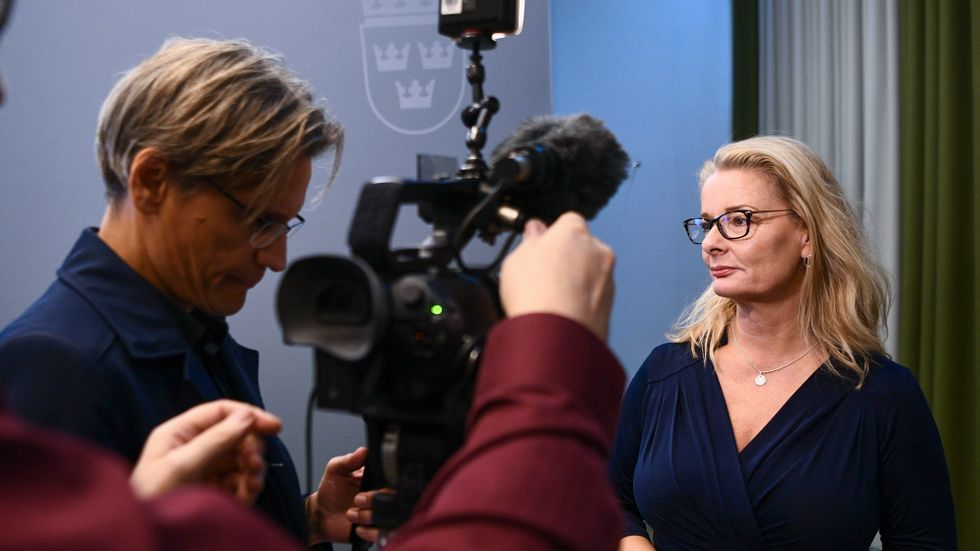 Lotta Edholm (L) möter pressen i rollen som skolminister. När hon tillträdde i regeringen satt hon i styrelsen för friskolekoncernen Tellusgruppen.