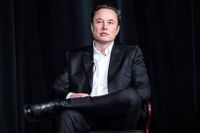 Elon Musk styr både Tesla och Twitter samtidigt.
