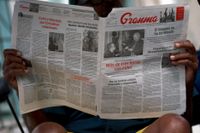 En man läser ett exemplar av det kubanska kommunistpartiets officiella organ Granma, ett av de medier som stängts av på Twitter. Arkivbild.
