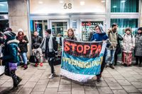 Ung i Sverige demonstrerar utanför Socialdemokraternas partihögkvarter på Sveaväge 68 i Stockholm.