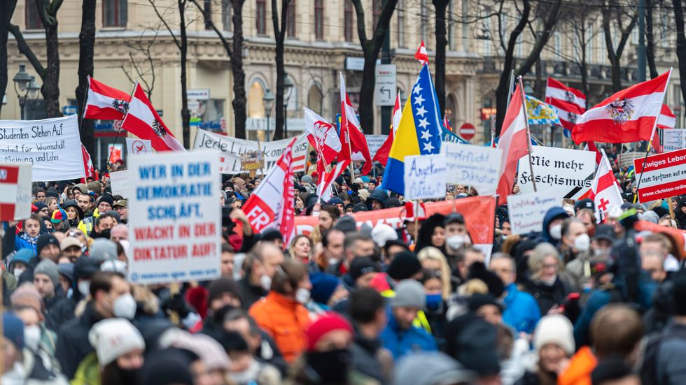 Demonstration mot covidrestriktioner i Wien i december.