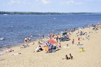 Både unga och gamla badar i Volga vid sandstränderna mitt inne i miljonstaden Samara i södra Ryssland.