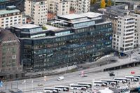 Hamnar Nobelcenter med utsikt mot Stockholms ström framför det så kallade Glashuset vid Slussen? 
