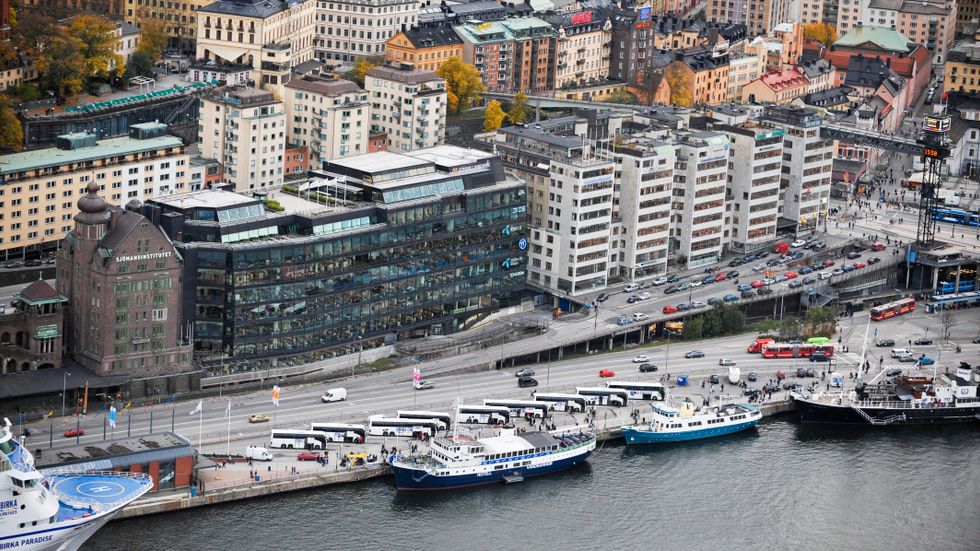 Hamnar Nobelcenter med utsikt mot Stockholms ström framför det så kallade Glashuset vid Slussen? 