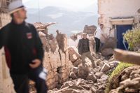 Invånare inspekterar sina skadade hem i byn Moulay Brahim efter jordbävningen i Marocko.
