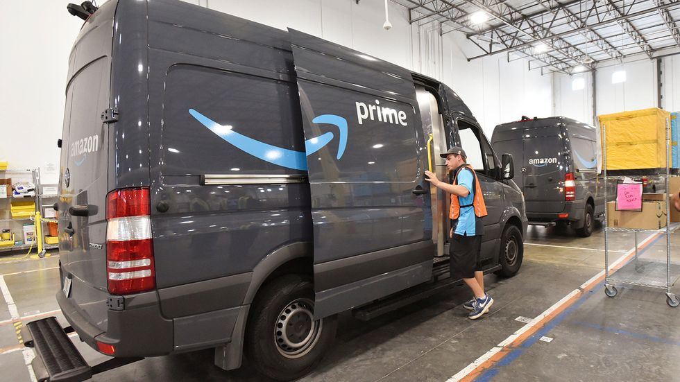En bil tillhörande e-handelsföretagen Amazon – en amerikansk jätte som nu är på väg att etablera sig i Sverige. 